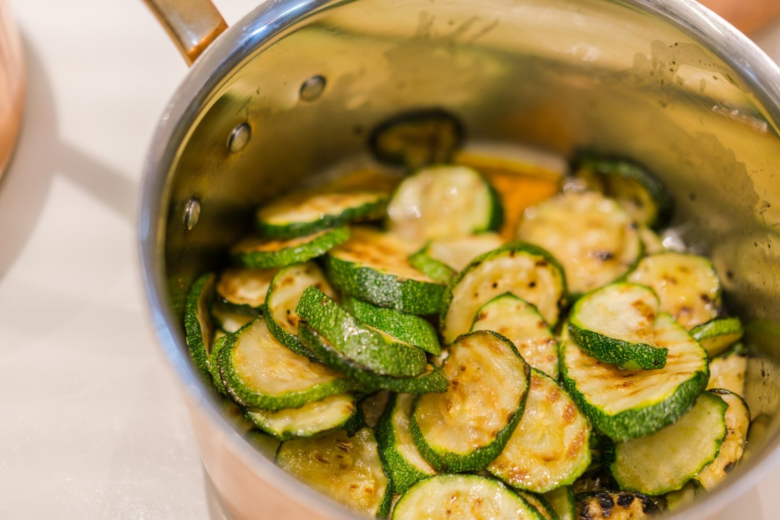Rondelles de courgette poêlées : un repas léger et rassasiant de la semaine