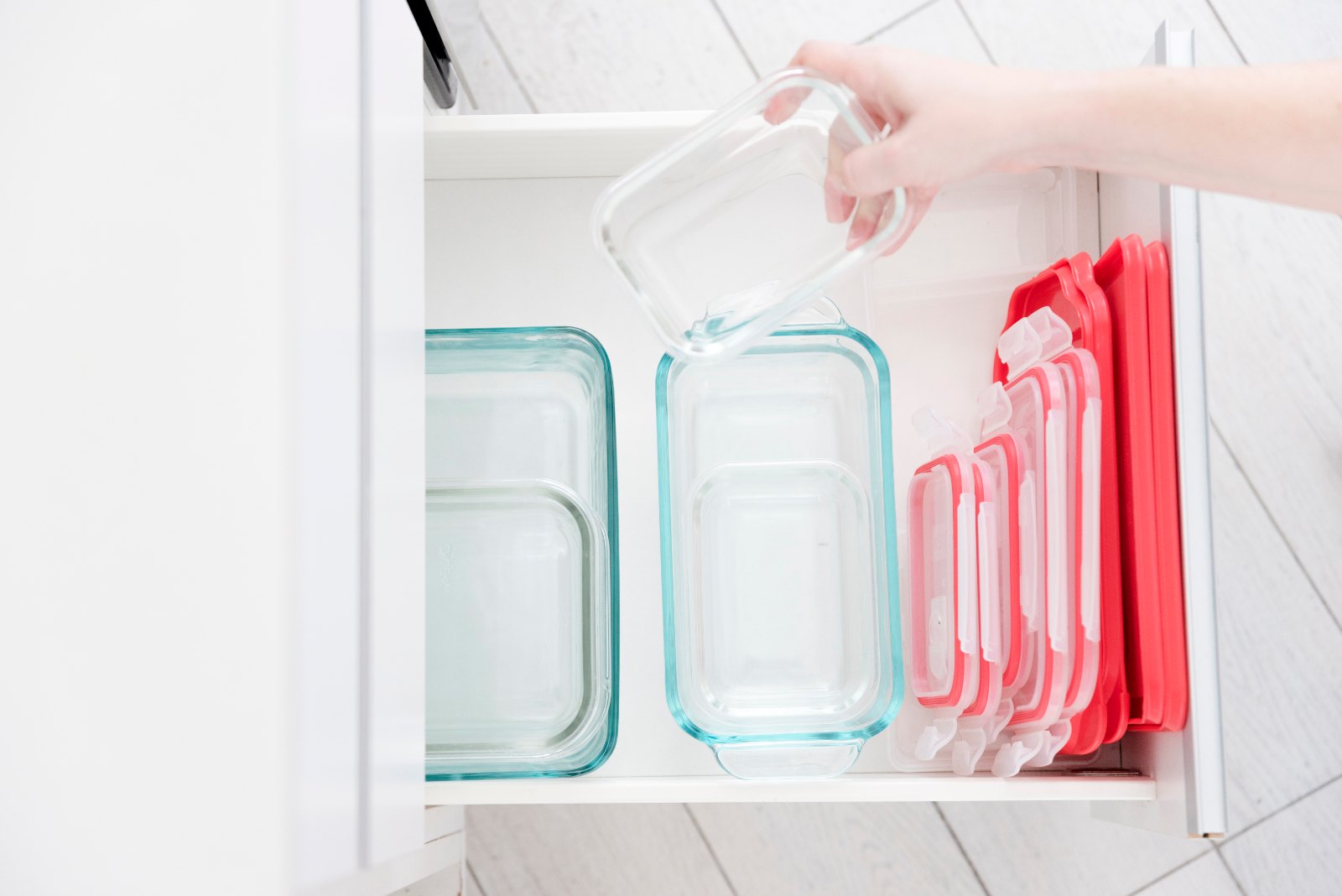 Boîtes en verre vides rangées dans un tiroir, prêtes à recevoir les composants cuisinés