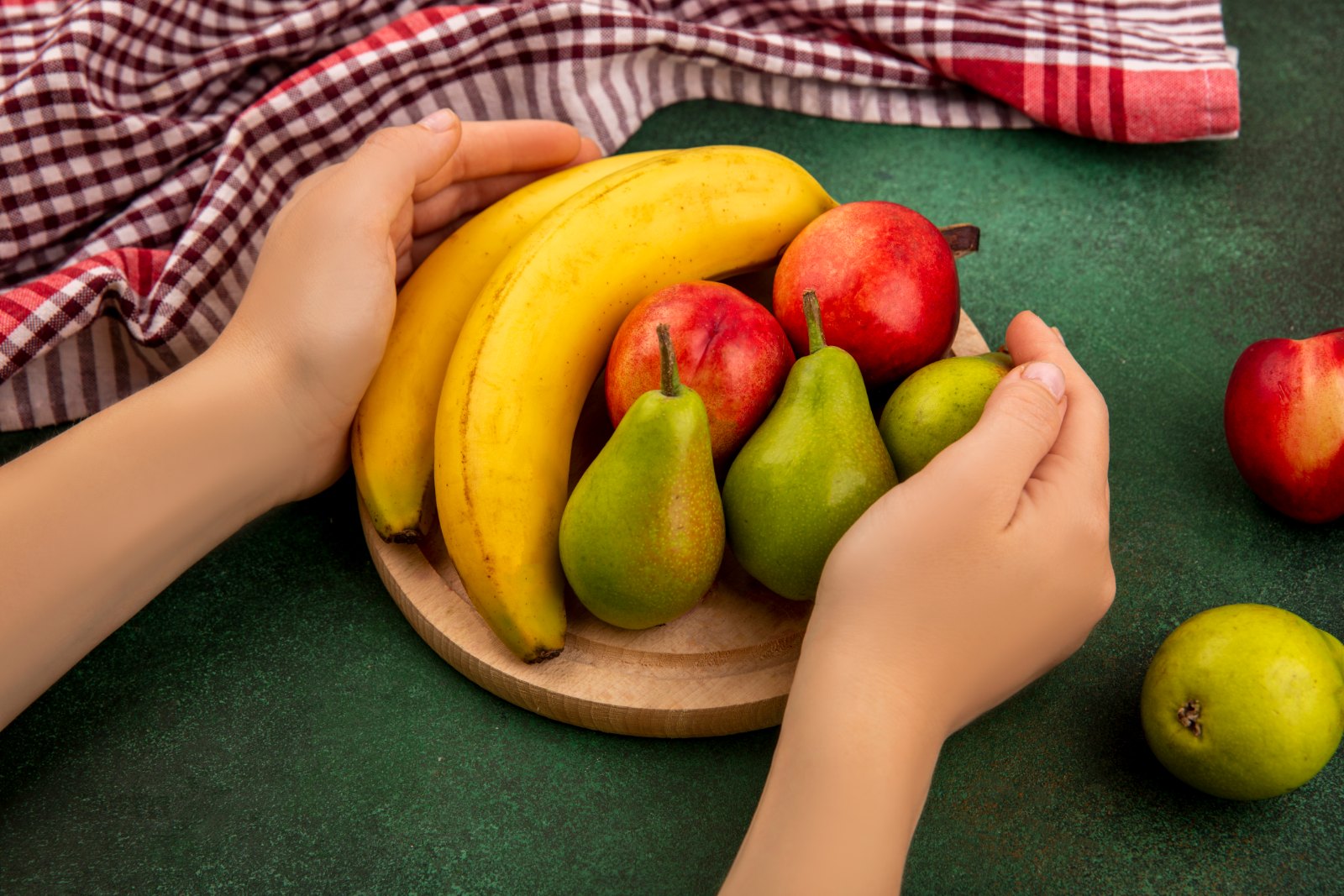 Planche de fruits frais pour le goûter : bananes, poires, pêches et pommes