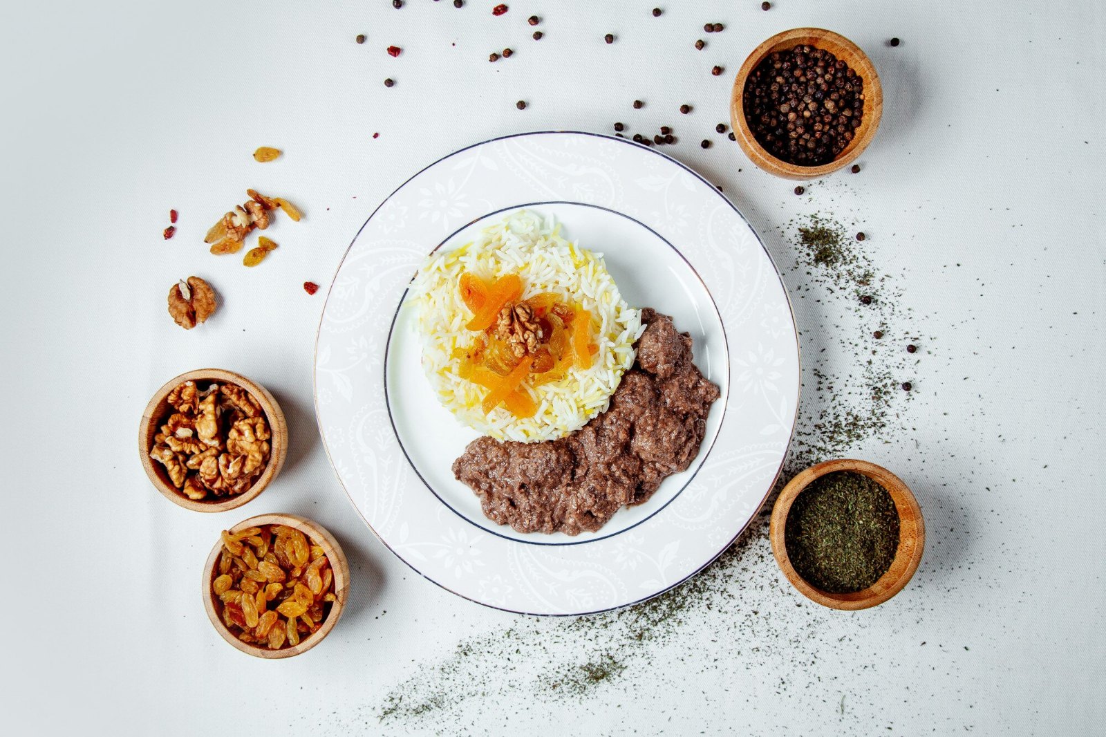 Assiette équilibrée : riz basmati, viande hachée, fruits secs et noix