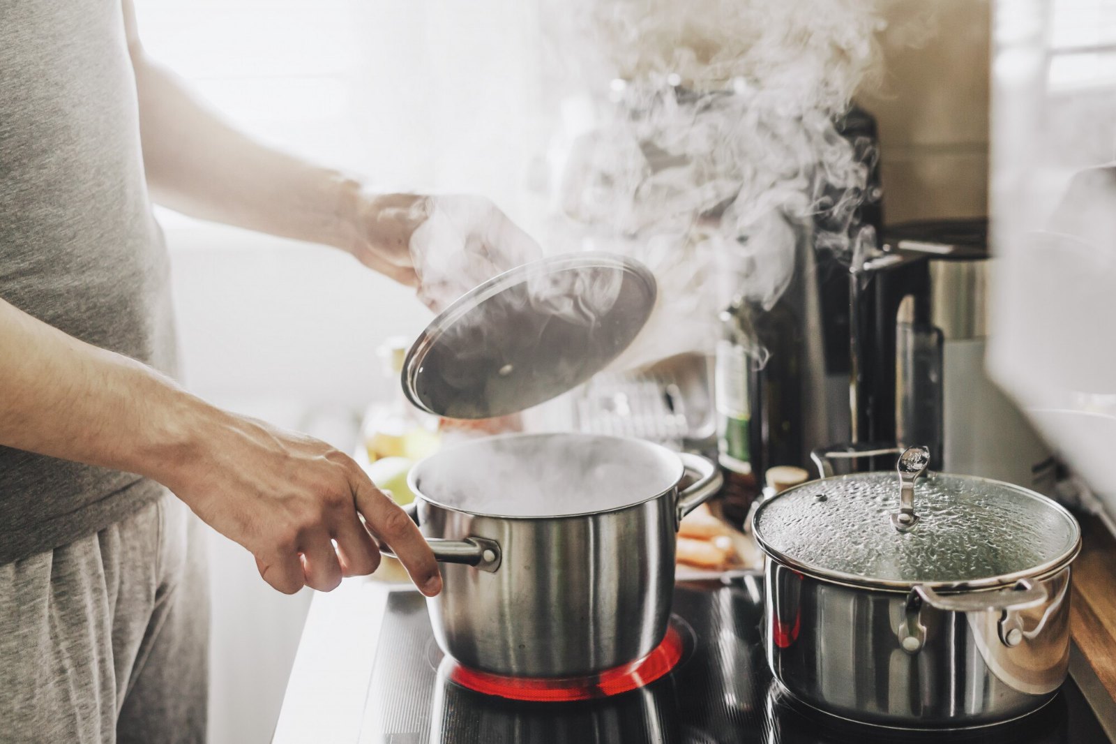 Casseroles fumantes sur la cuisinière : cuisiner en grande quantité pour la rotation des repas