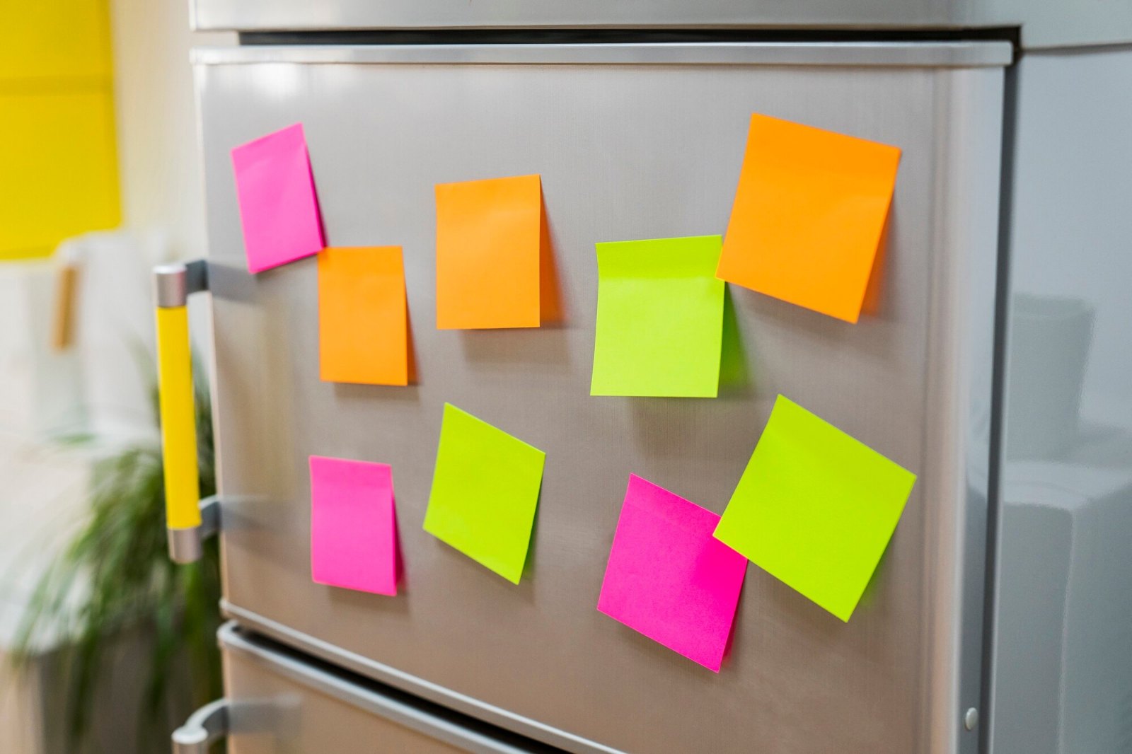 Notes adhésives colorées fixées sur la porte du réfrigérateur