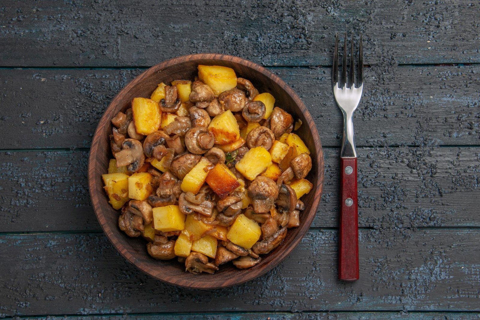 Bol de pommes de terre et champignons sautés, base neutre préparée à l'avance
