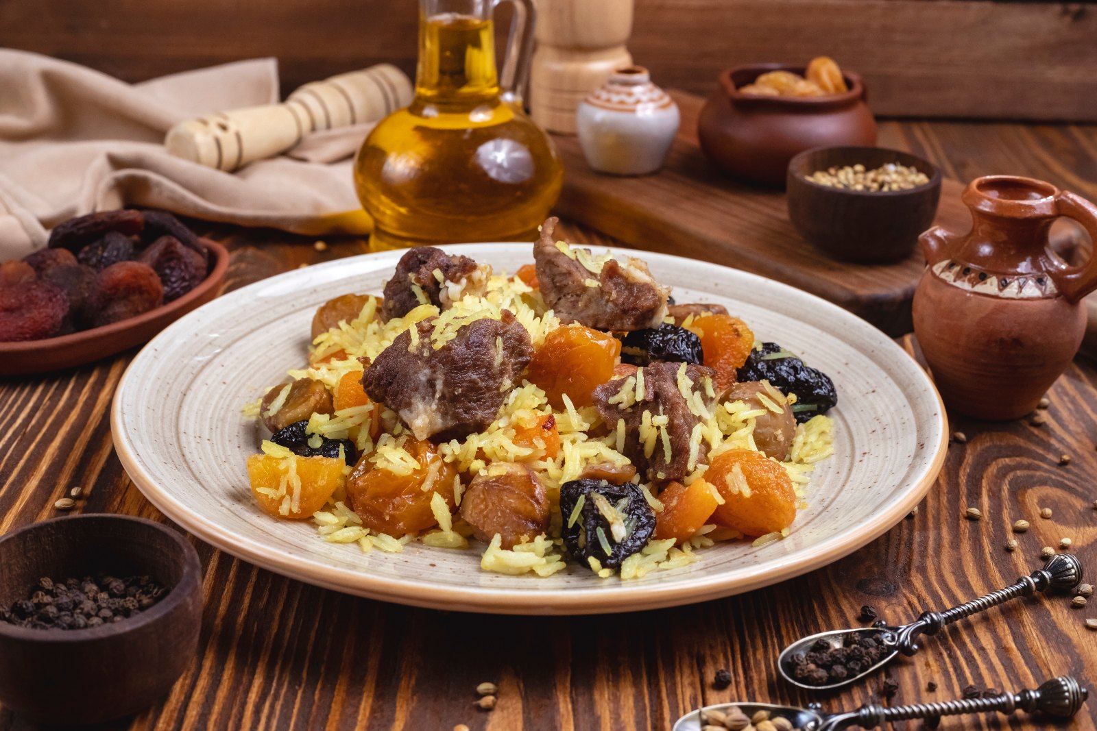 Assiette de riz à l'agneau et fruits secs : des protéines rassasiantes à chaque repas