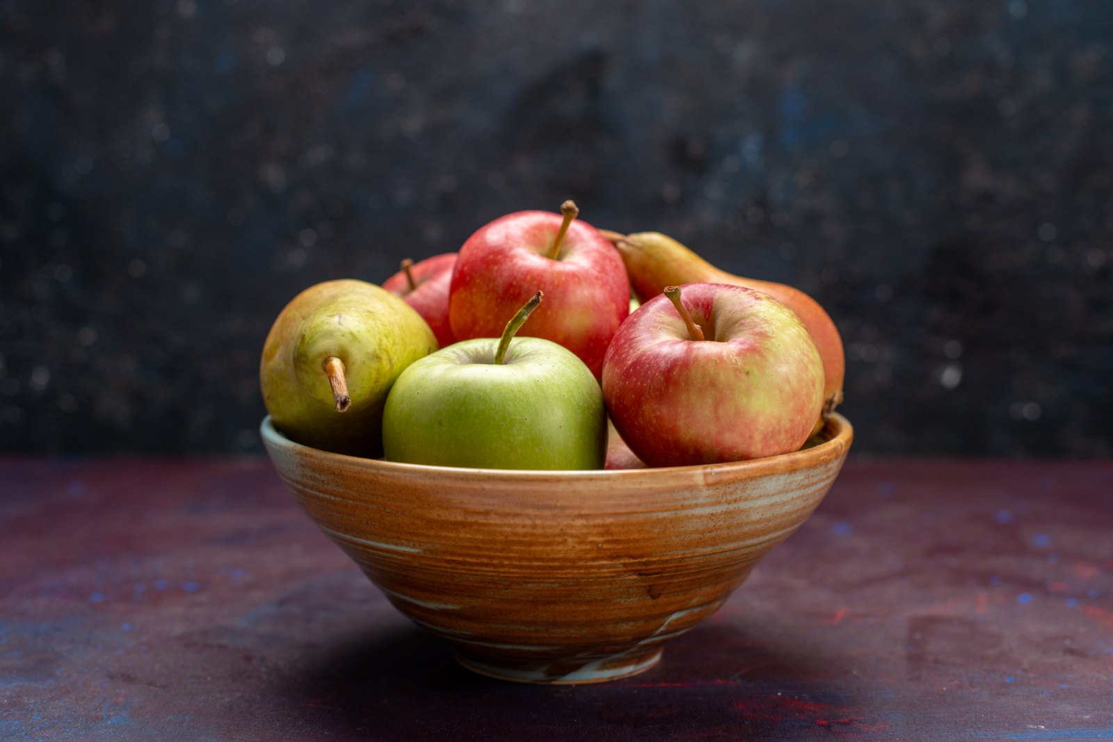 Bol de pommes et de poires entières, riches en fibres