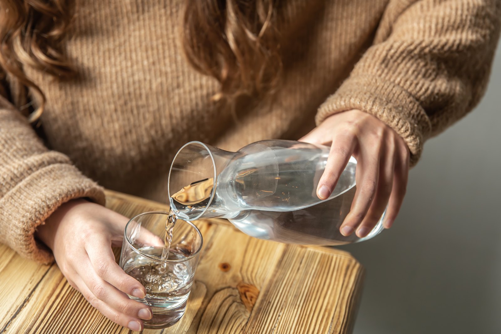 Grand verre d’eau servi à table : l’hydratation entre le ftour et le s’hour