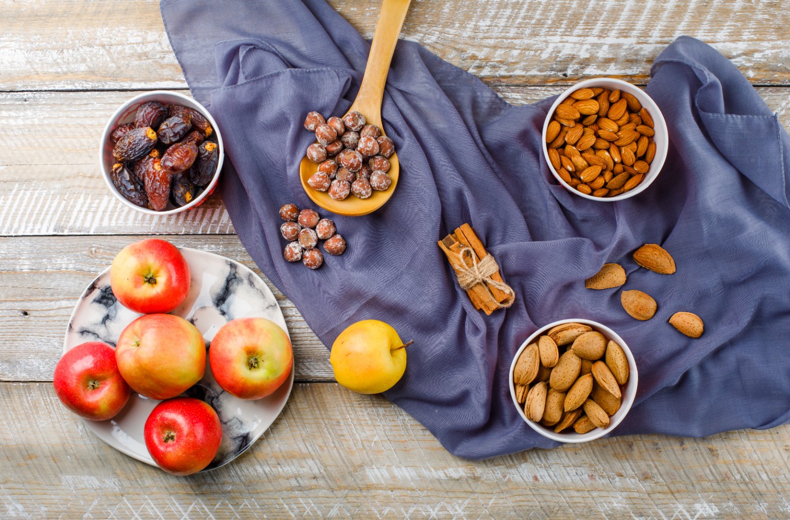 Collations malines : amandes, dattes, noisettes et pommes