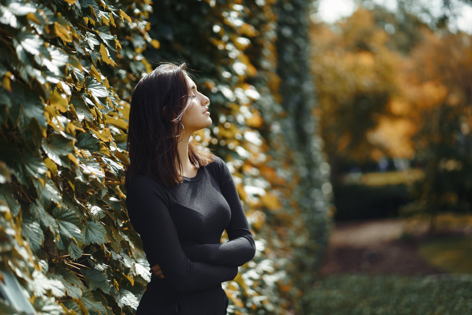 Femme respirant calmement lors d'une promenade en plein air
