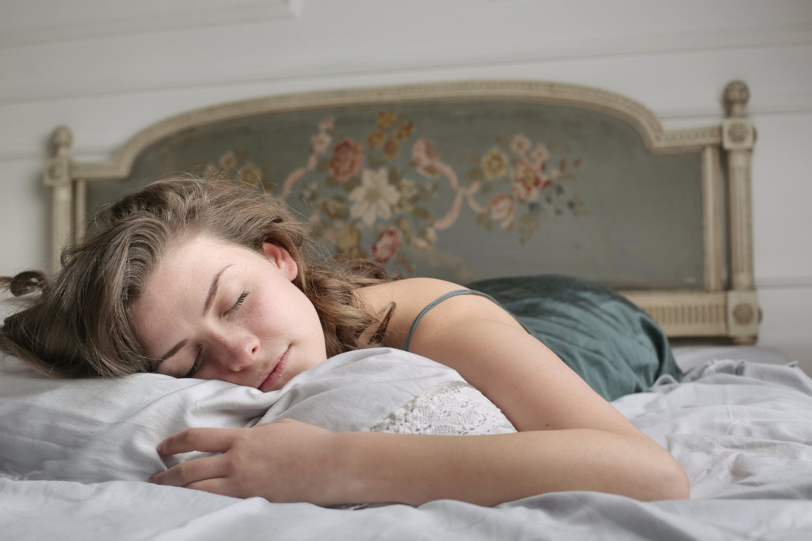 Femme dormant paisiblement : un sommeil réparateur limite les fringales
