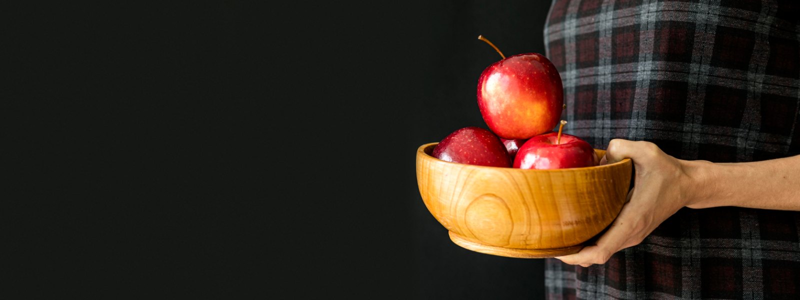 Bol de pommes gardé à portée de main dans la cuisine