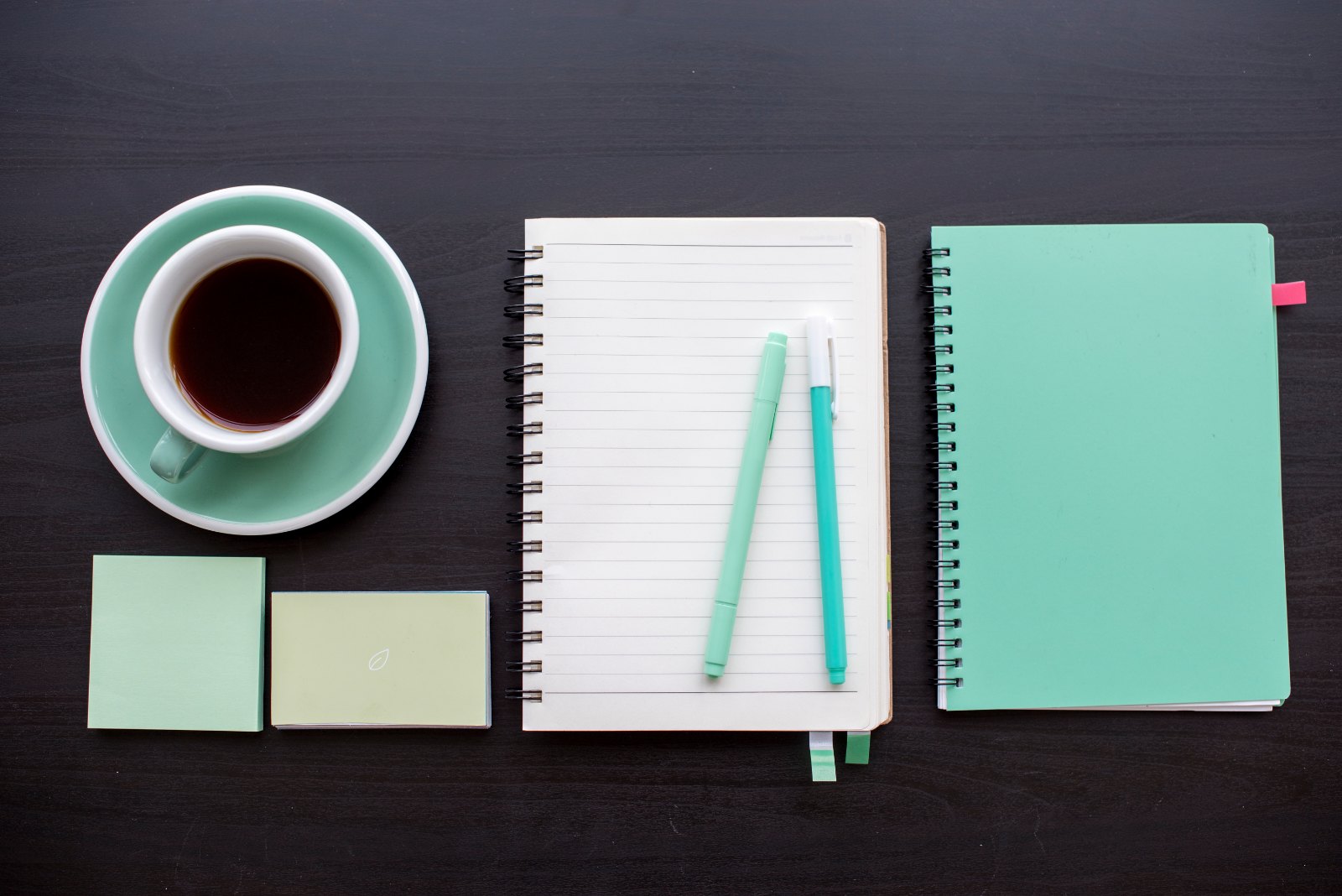 Carnet vierge, stylos et tasse de café, prêts pour remplir le template de la semaine