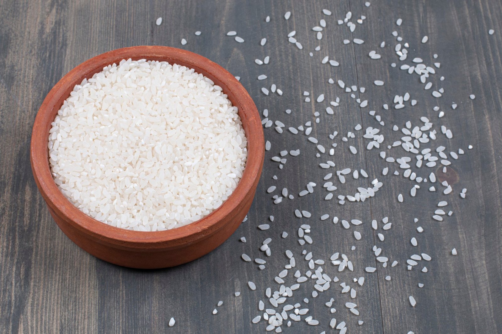 Riz blanc dans un bol en terre cuite : le féculent que le système met à la place de la semoule