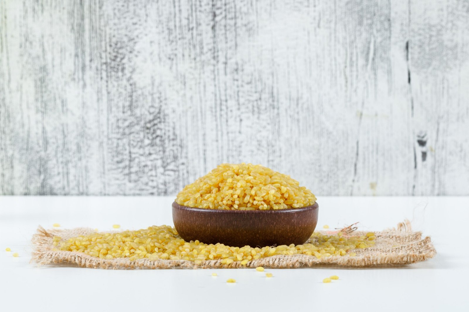 Boulgour dans un bol en bois : l'un des substituts admis de la semoule de couscous