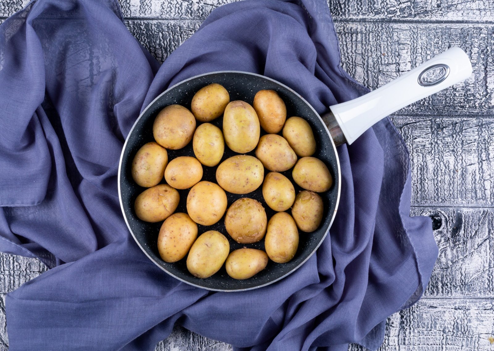 Pommes de terre entières dans une poêle : un féculent de base pour un repas simple à deux ou trois éléments