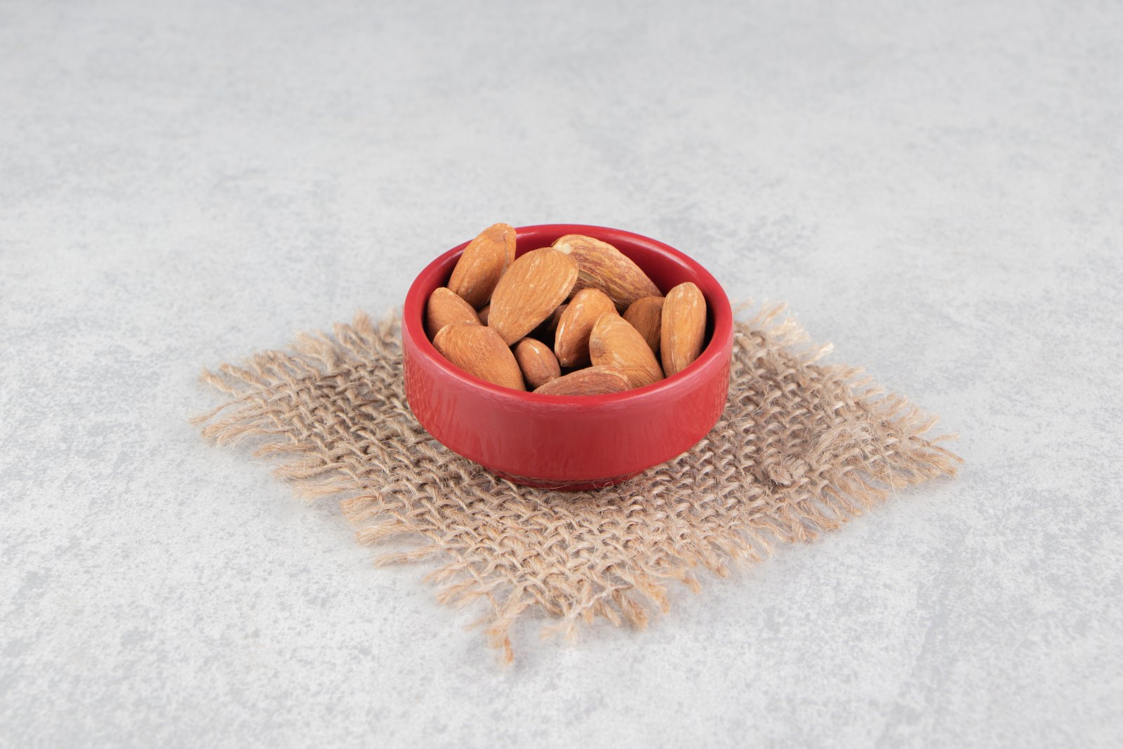 Petite coupelle d’amandes : une collation portionnée plutôt que le paquet entier