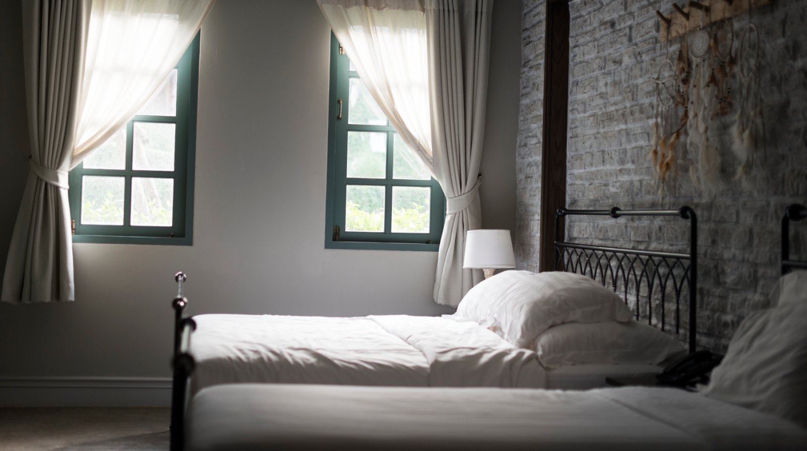 Chambre calme baignée de lumière douce, propice à un sommeil régulier