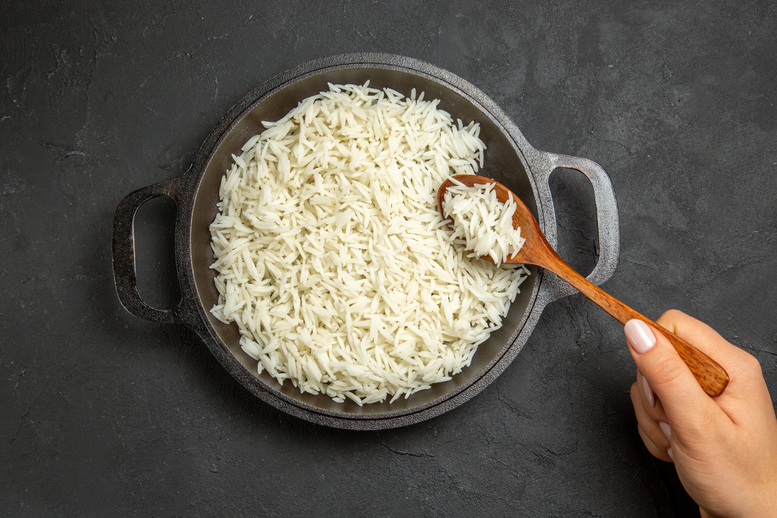 Grande poêle de riz basmati cuit en lot : le premier composant de la session