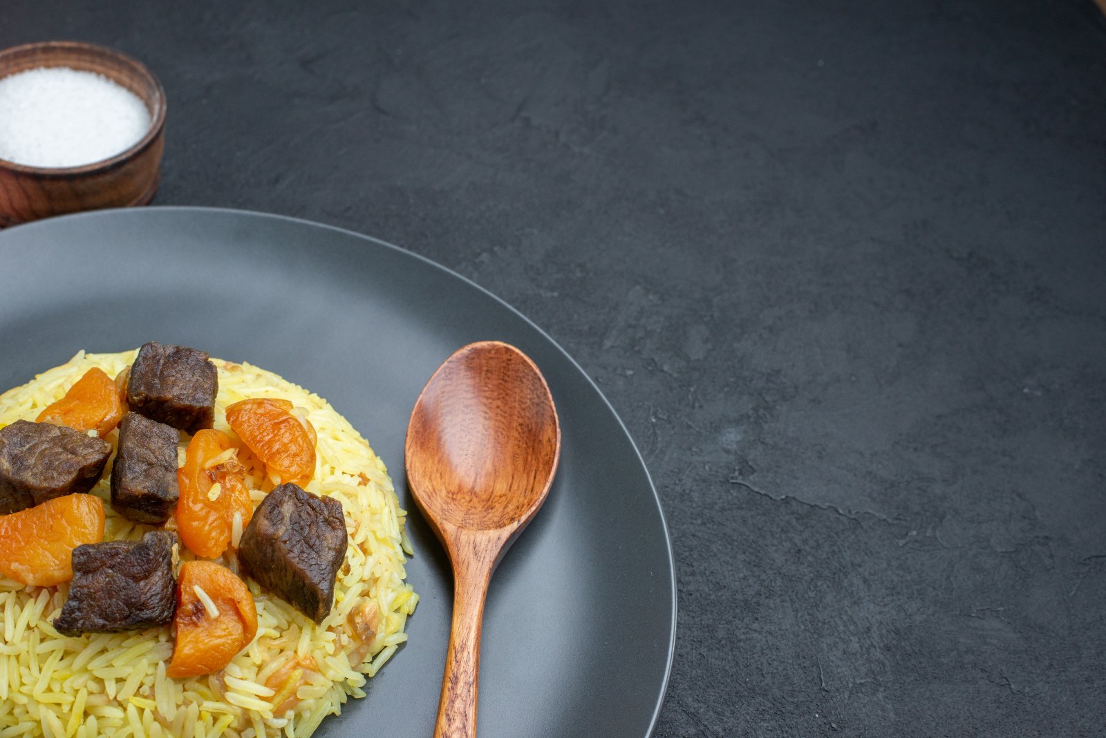 Riz au bœuf et abricots secs : un assemblage recombiné en assiette complète