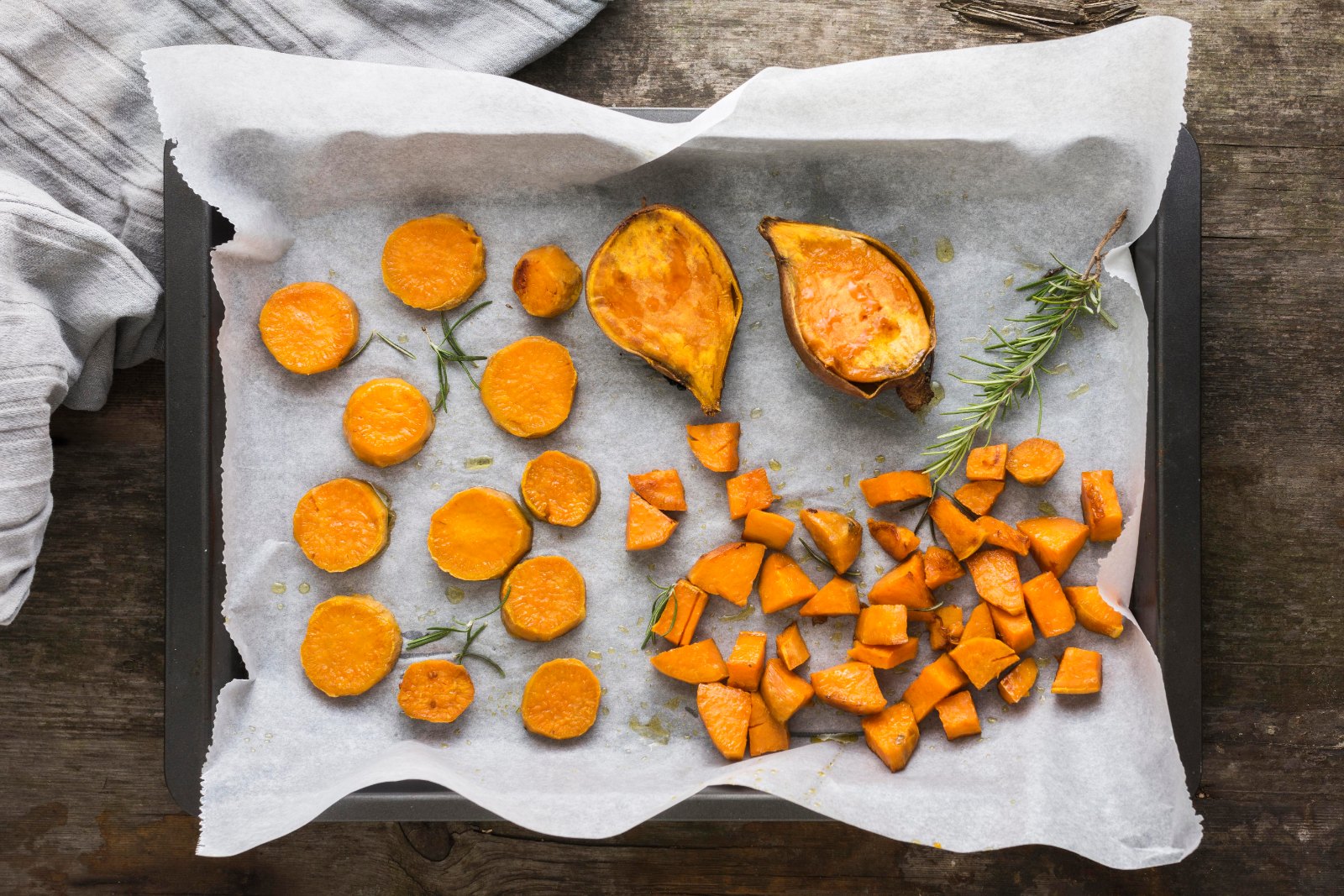 Patates douces rôties sur une plaque de four : cuire en une fois pour gagner du temps