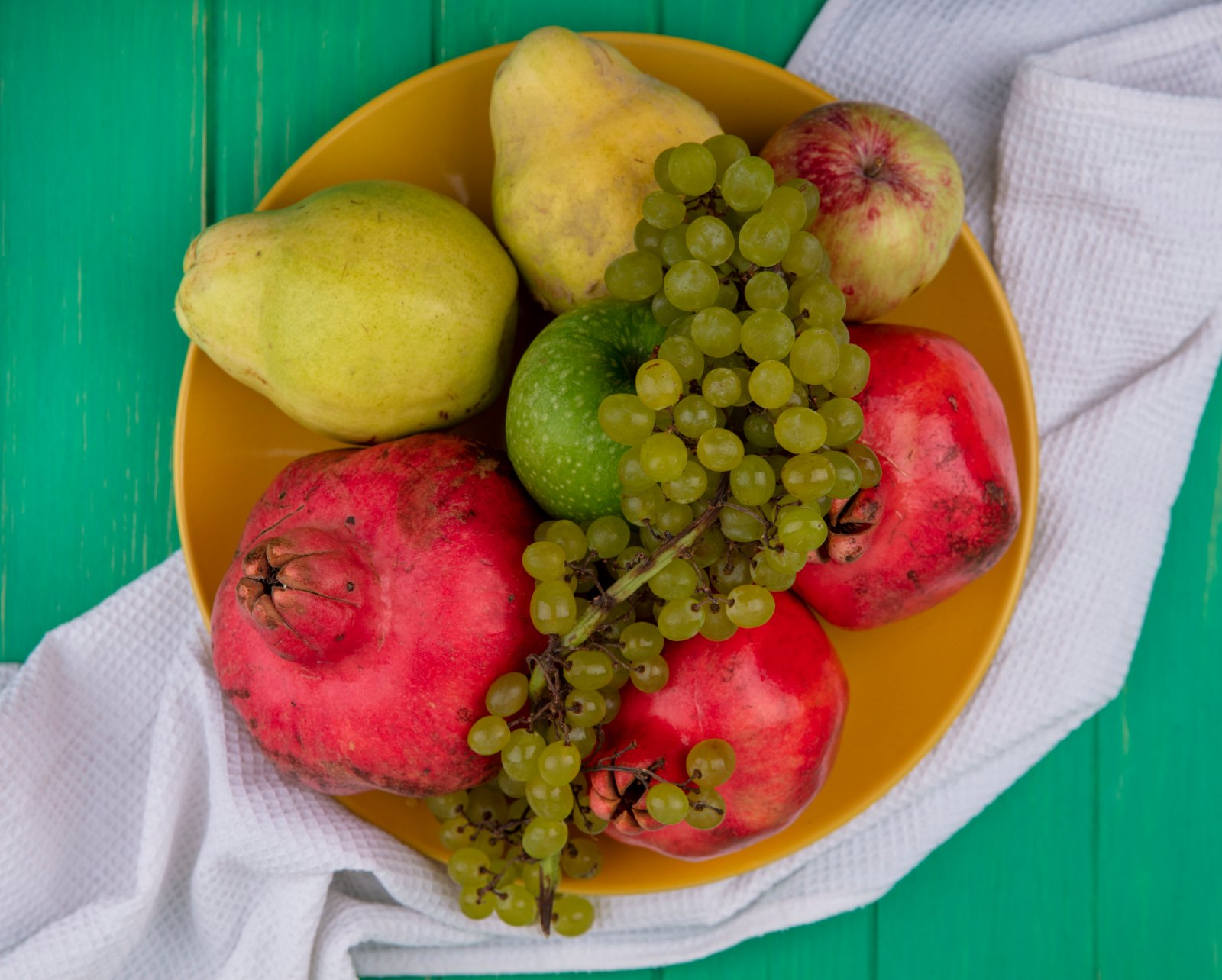 Grenades, coings, raisin et pommes : les fruits frais d'une journée équilibrée