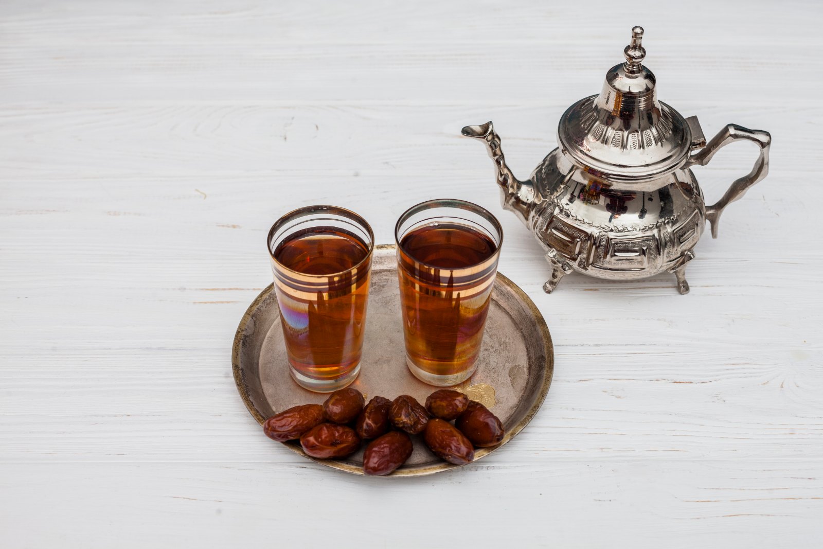 Thé à la menthe et dattes sur un plateau, dans l'esprit de Nidam Tayebat