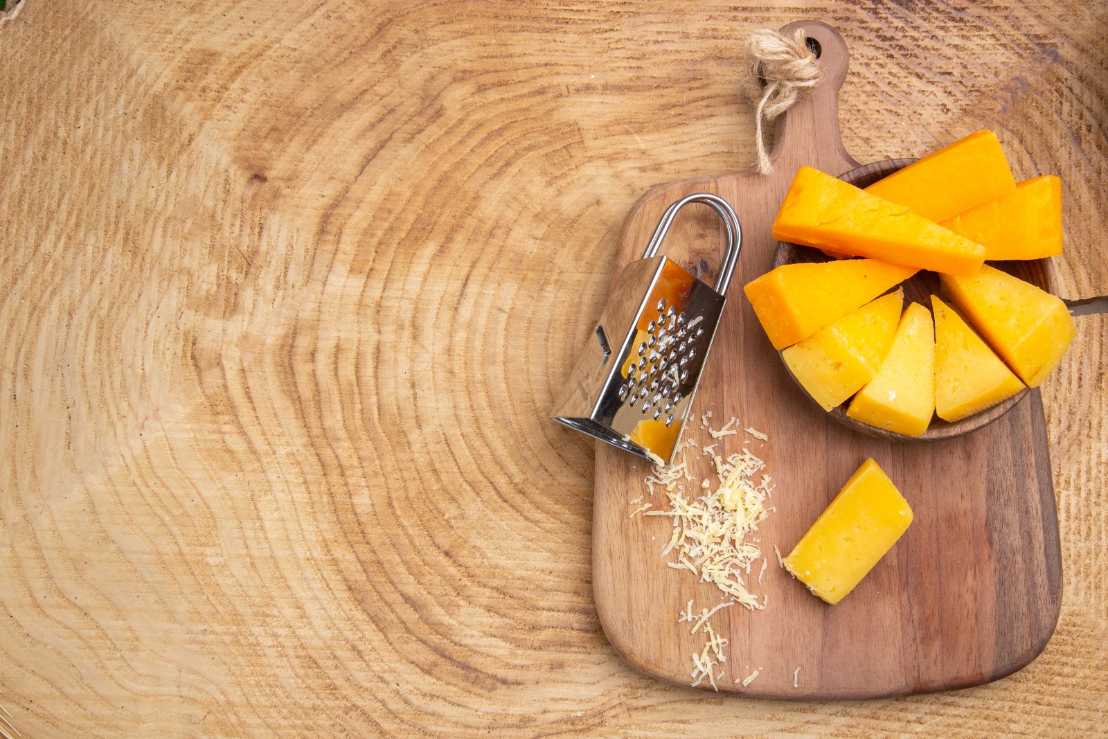 Tranches de fromage affiné (cheddar) sur planche en bois : une source de protéines