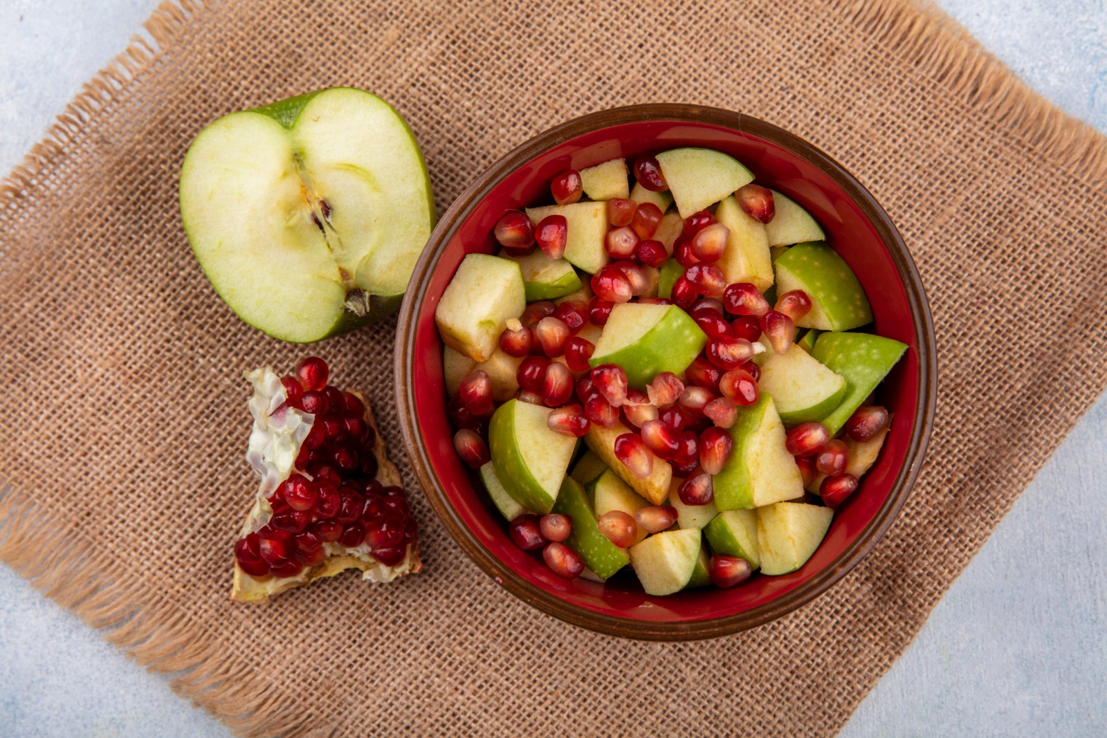 Bol de pomme verte et grains de grenade : un petit-déjeuner sans sucre ajouté