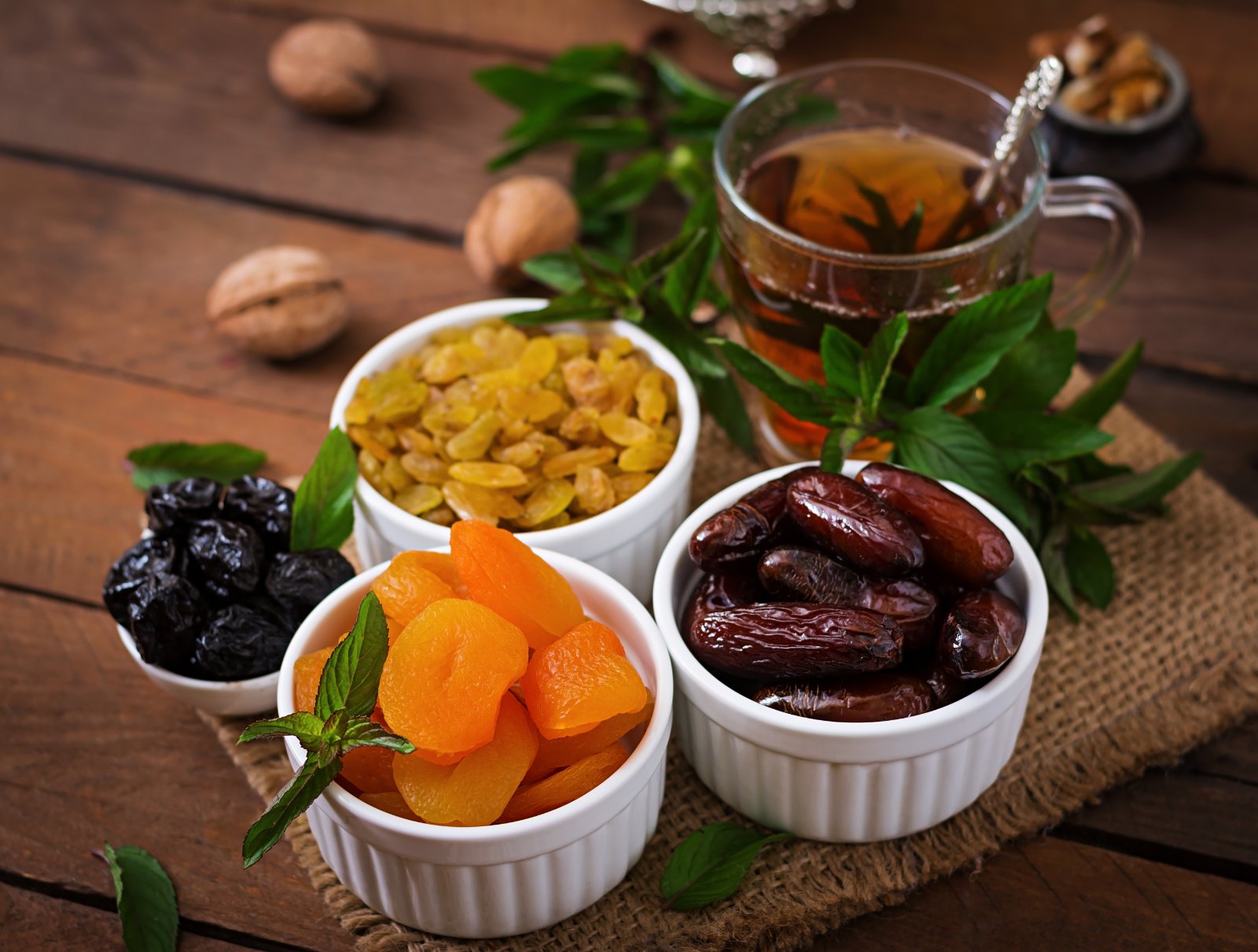 Dattes, abricots secs, raisins secs, noix et thé à la menthe : une base toujours disponible