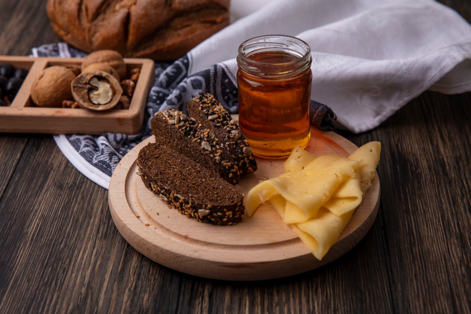 Pain noir, miel, fromage affiné et noix : le remplacement du laitage frais du matin