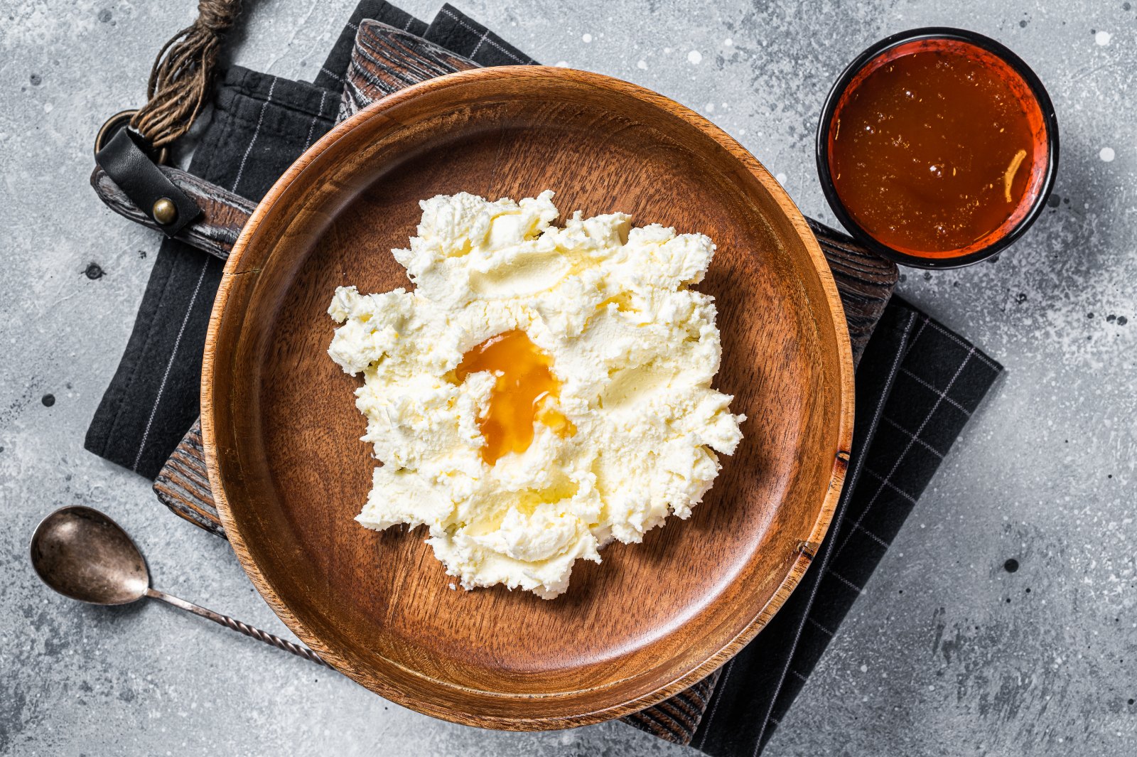 Qechta (crème épaisse) nappée de miel dans un plat en bois