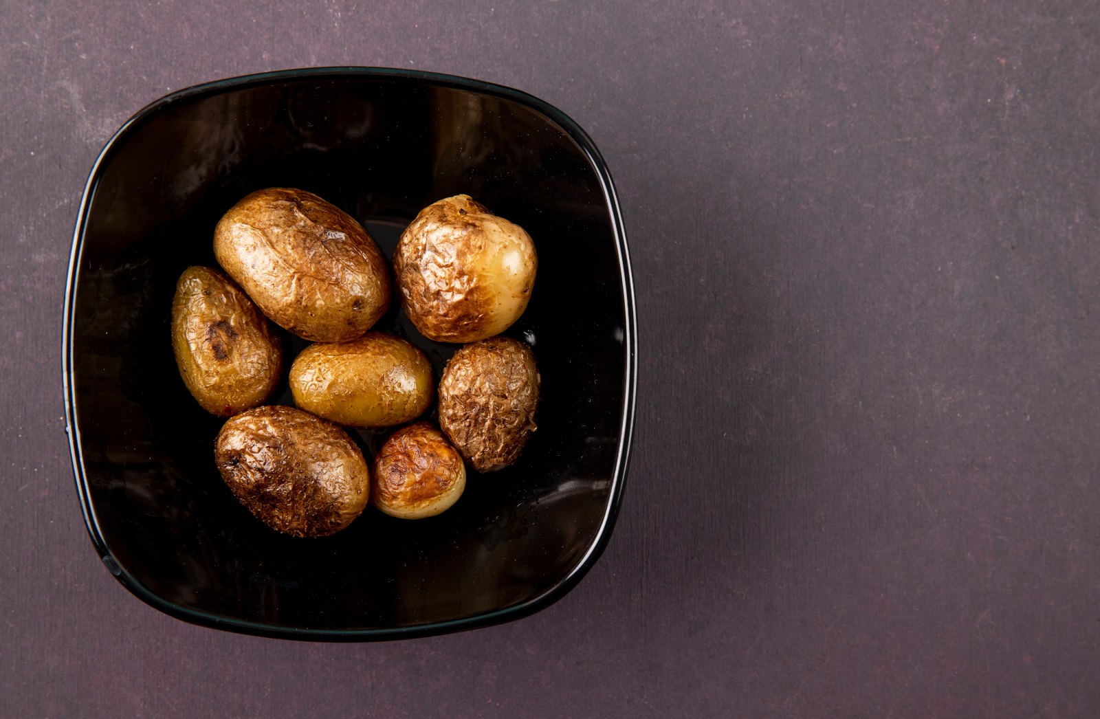 Pommes de terre rissolées dorées dans un plat noir
