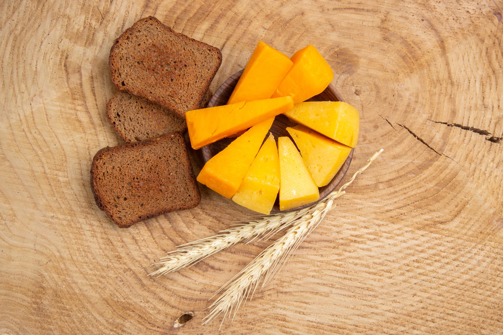 Tranches de pain foncé et fromage affiné : les protéines du matin admises