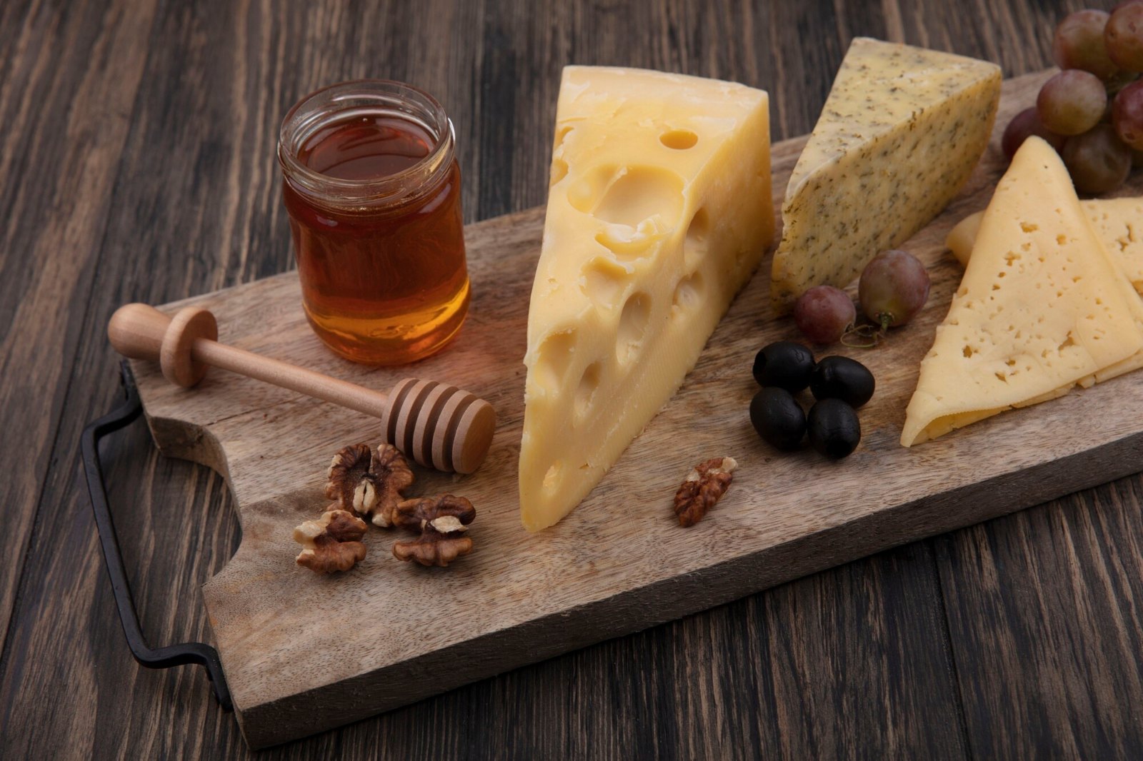 Fromages affinés, miel, noix et raisins : un petit-déjeuner rassasiant de la liste