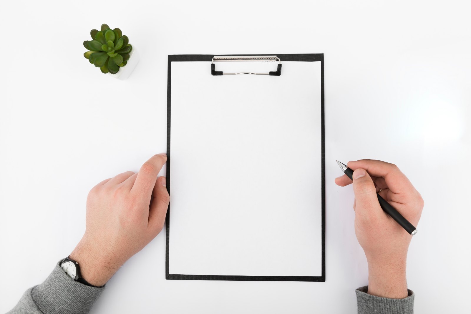 Feuille blanche sur planchette, prête pour tracer la grille des sept jours
