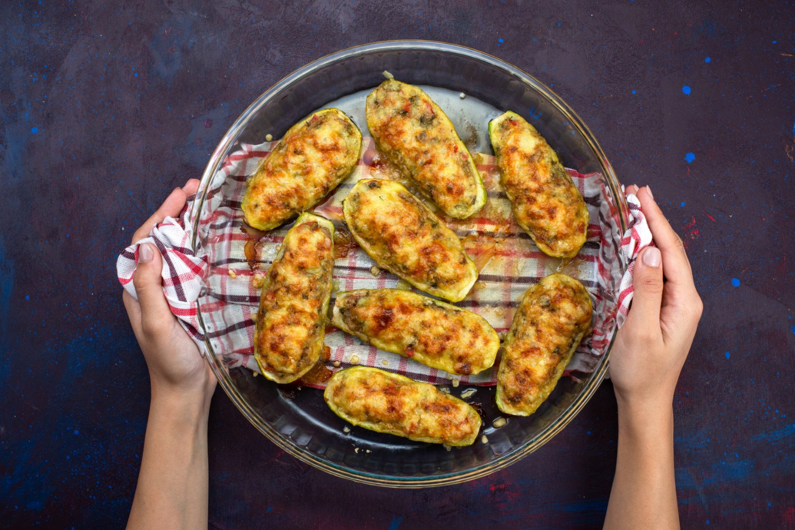 Courgettes farcies au riz cuites au four, un plat familial du menu