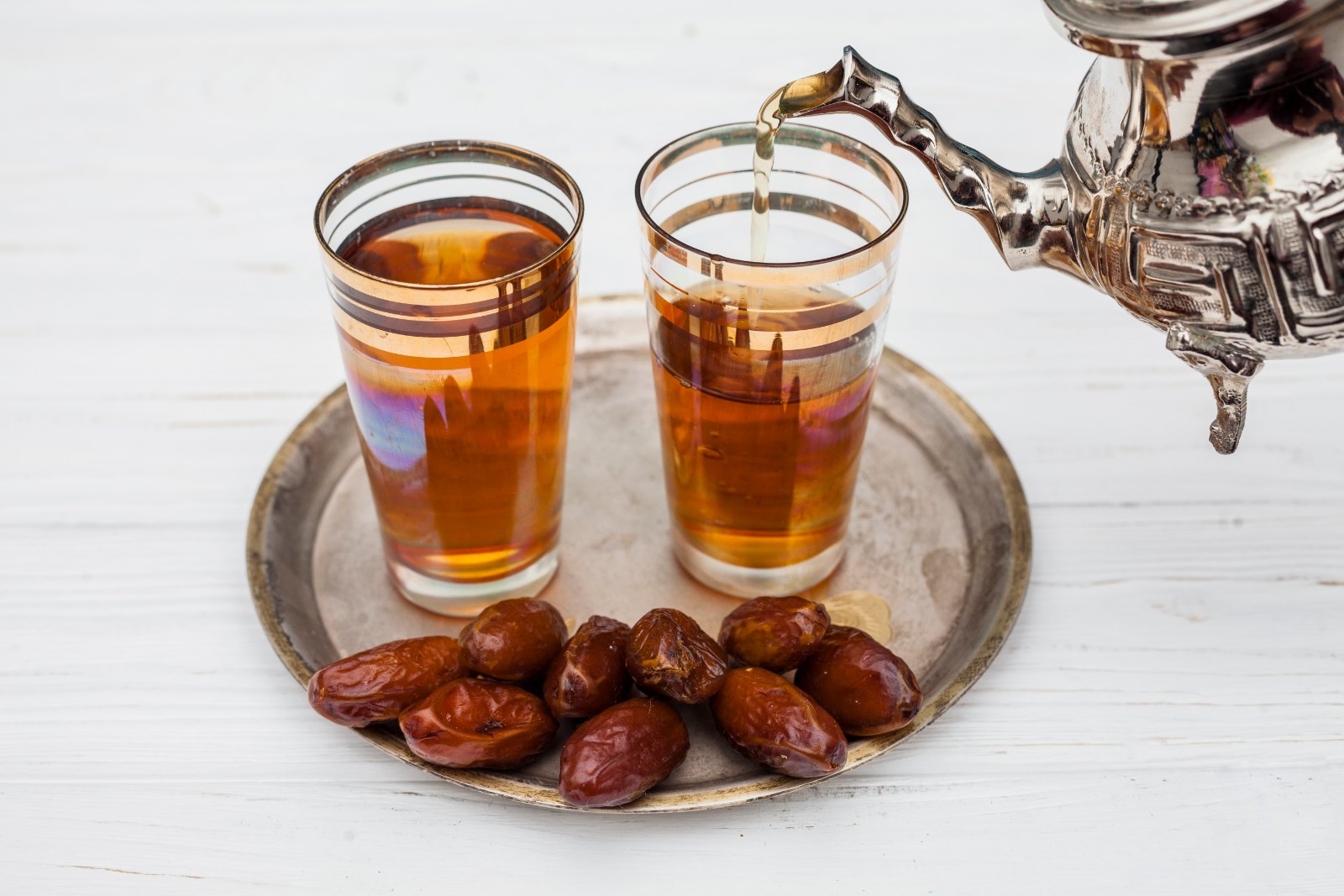 Collation prévue : dattes et thé versé dans des verres marocains