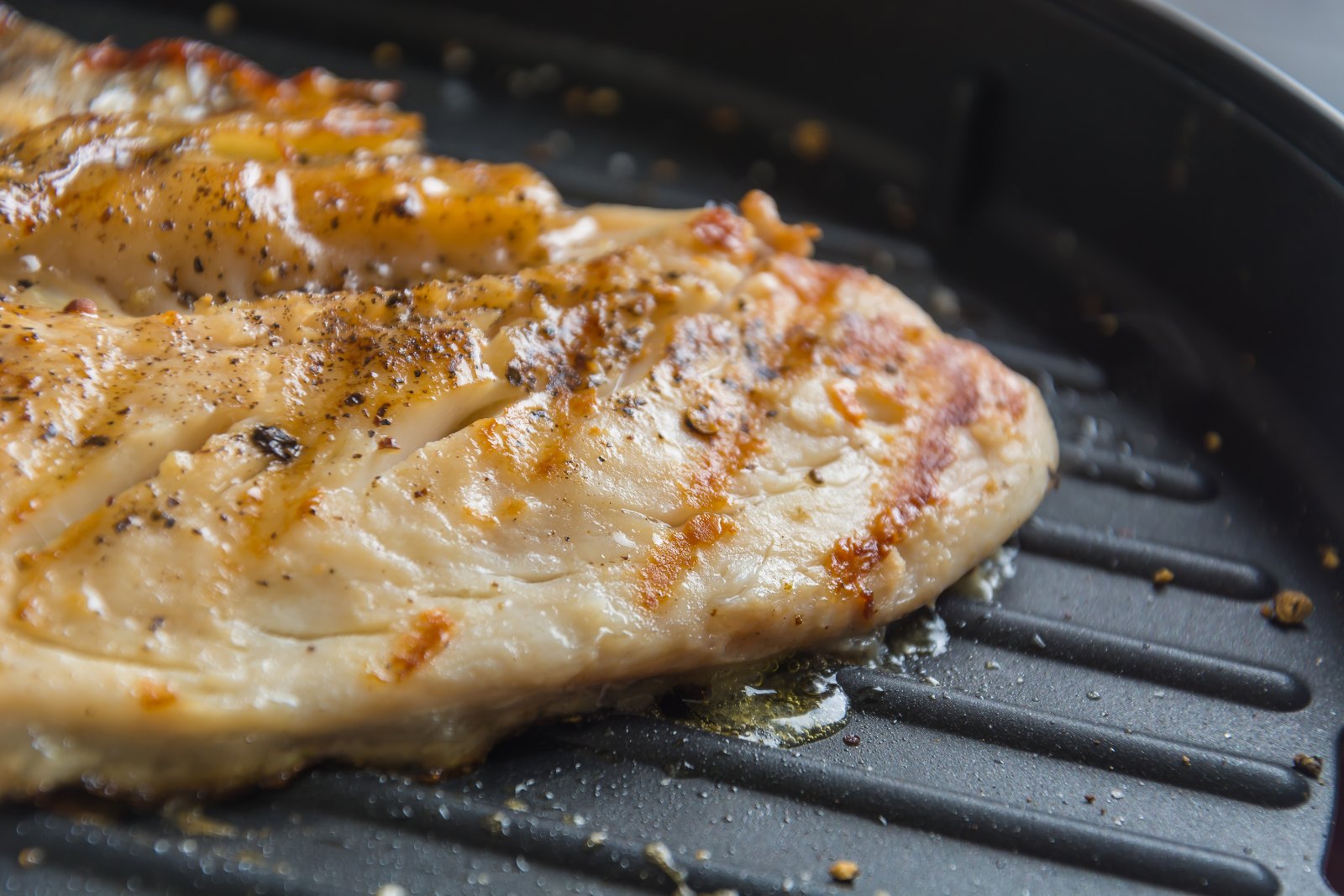 Filet de poisson de mer saisi au gril, la protéine que le système met en avant