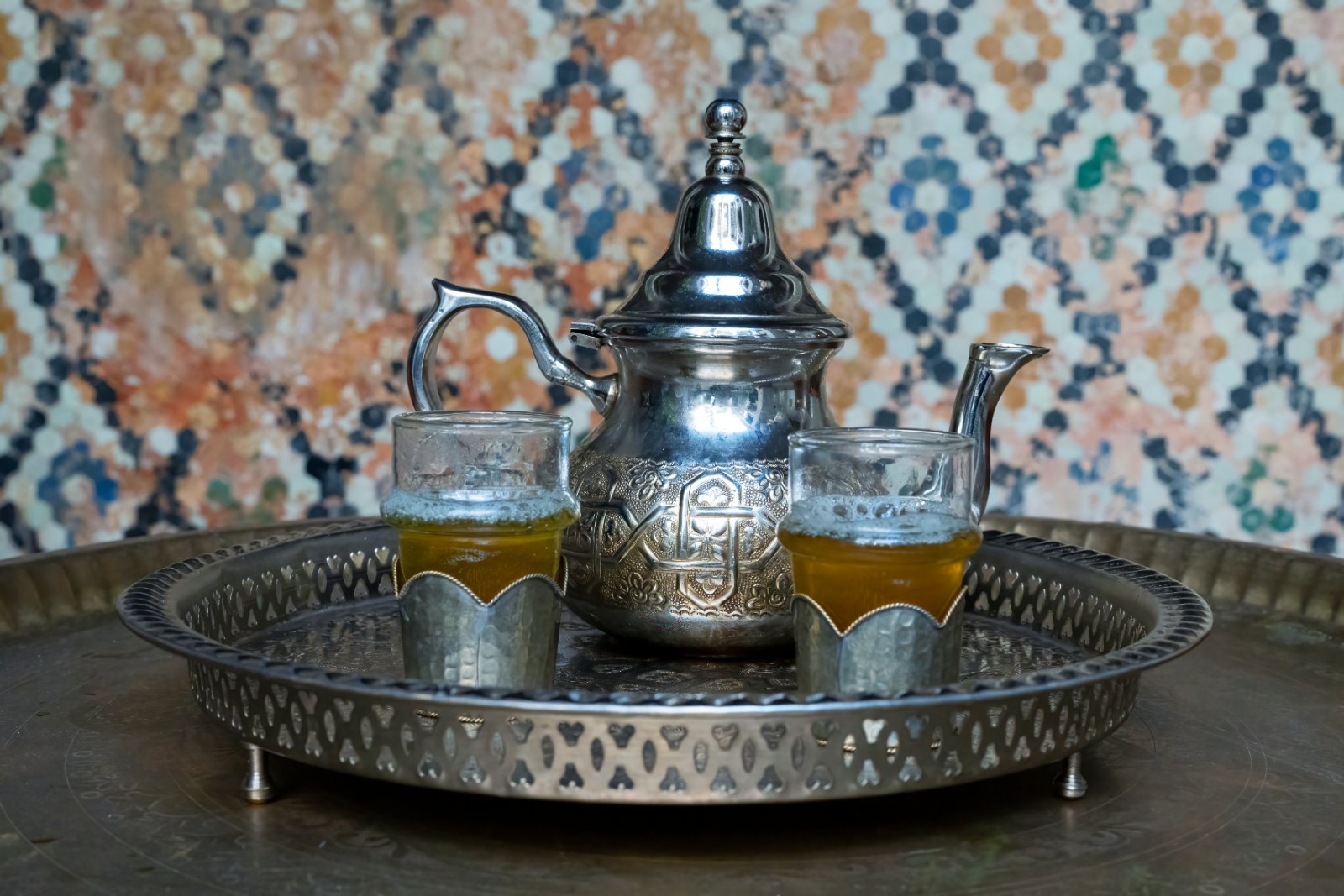 Plateau de thé à la menthe marocain : le thé se sert pendant le repas, pas une heure après