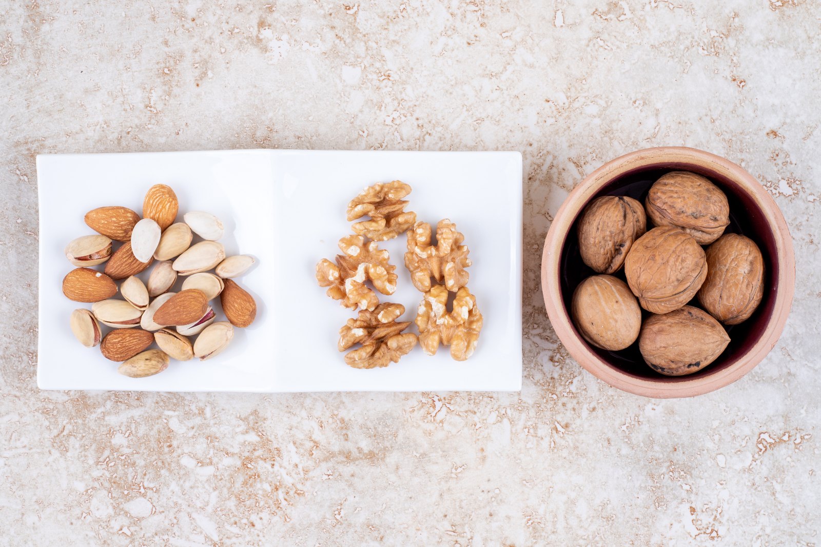 Amandes, pistaches et noix nature : fruits secs de la zone jaune, à consommer avec mesure