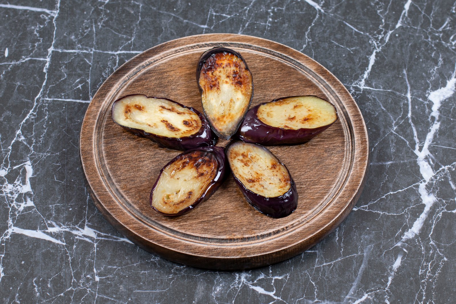 Tranches d’aubergine cuites sur une planche : en zone orange, l’aubergine est admise cuite uniquement